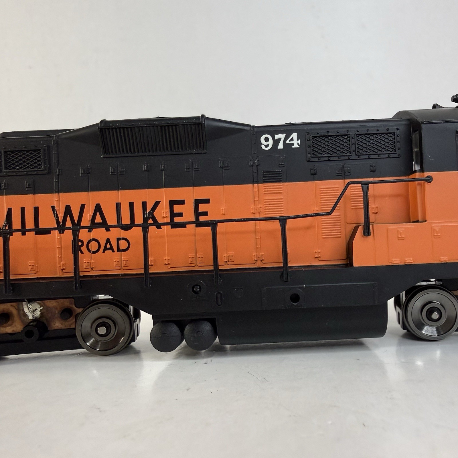1996 HO Scale Walthers Train line GP9M Milwaukee Road locomotive 974 freight car