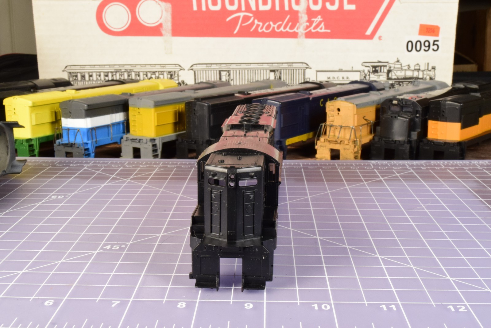 HO SHELL SD7 undecorated , NO RAILINGS has cab insert