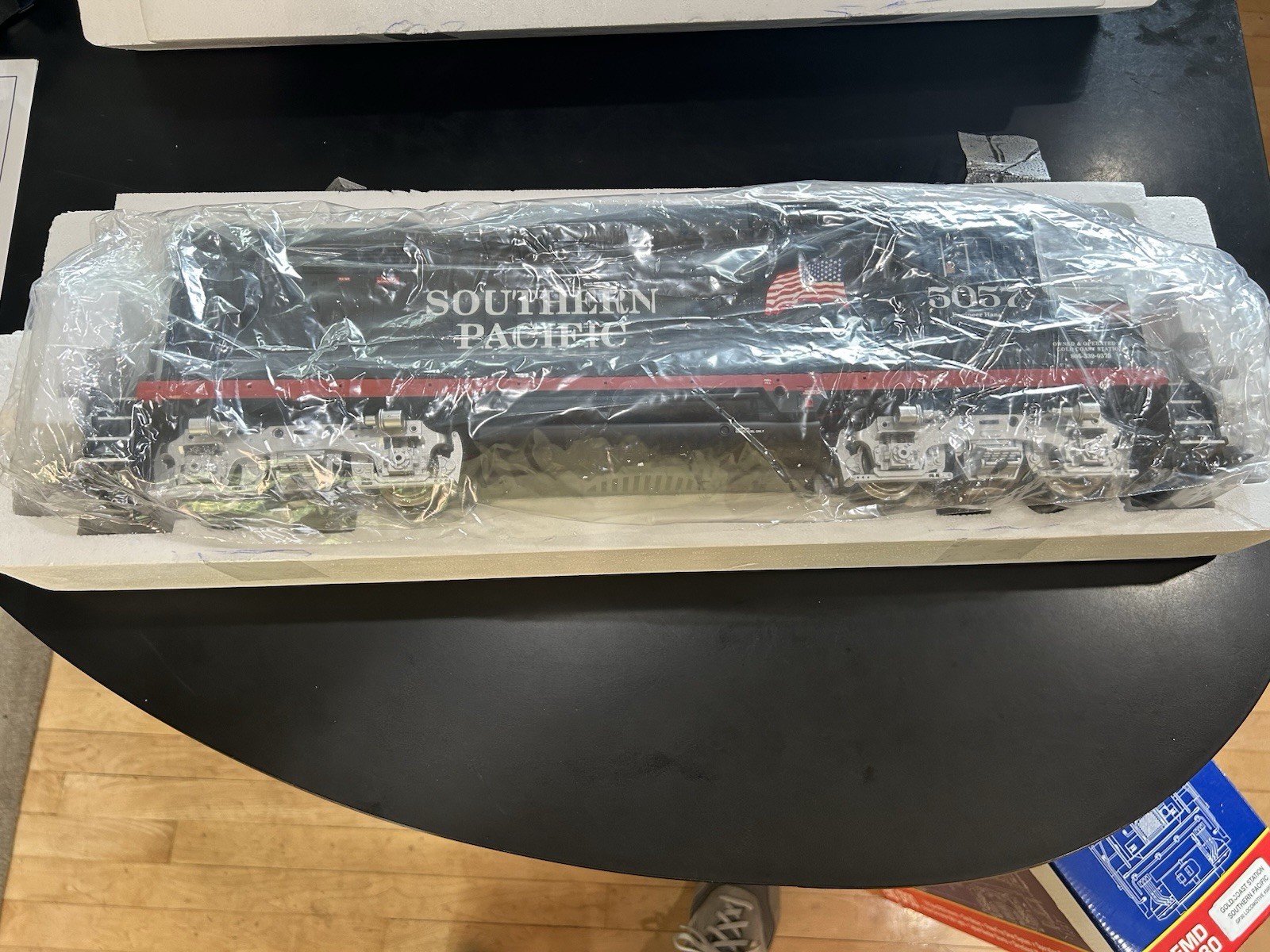 USA Black Widow Southern Pacific GP30 Gold Coast Diesel , G Scale, New, Rare