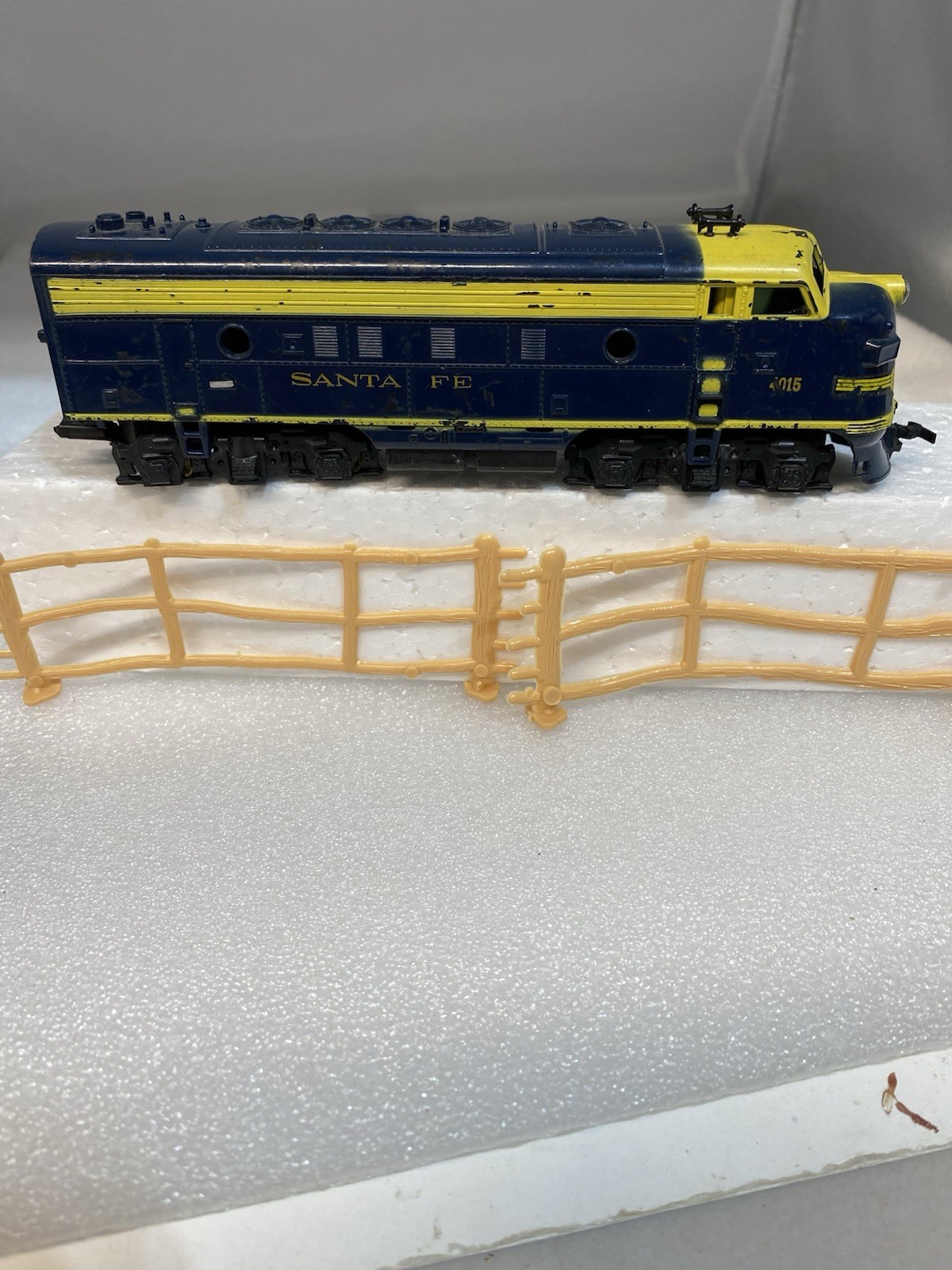 Vintage Mantua – Tyco Santa Fe Locomotive -4015 ~ Runs – Needs TLC