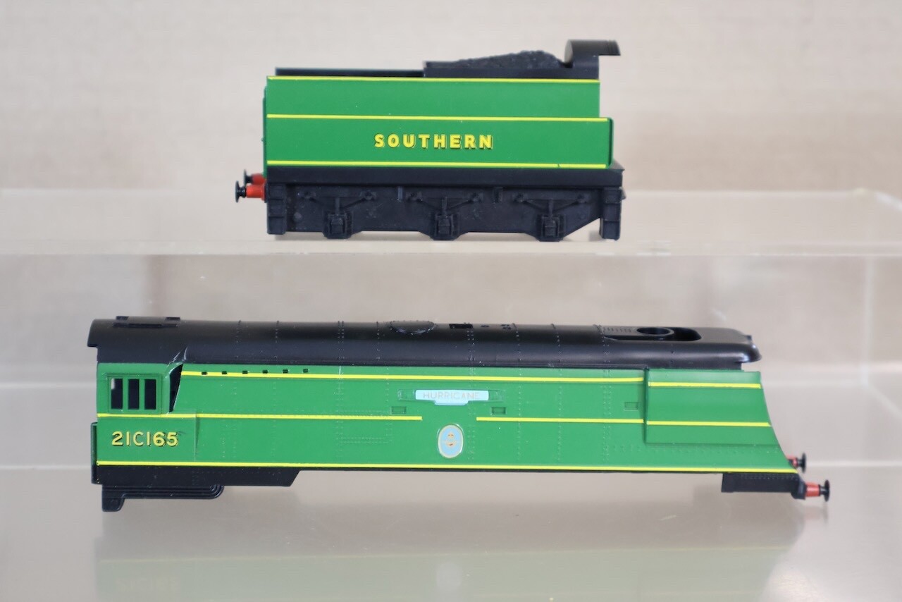 HORNBY R320 BODY for SOUTHERN 4-6-2 BATTLE of BRITAIN LOCO 21C165 HURRICANE oj