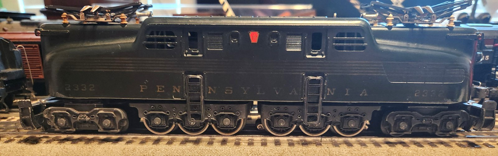 LIONEL POSTWAR 2332 GREEN GG1 IN GOOD CONDITION, CLEAN AND RUNS WELL.
