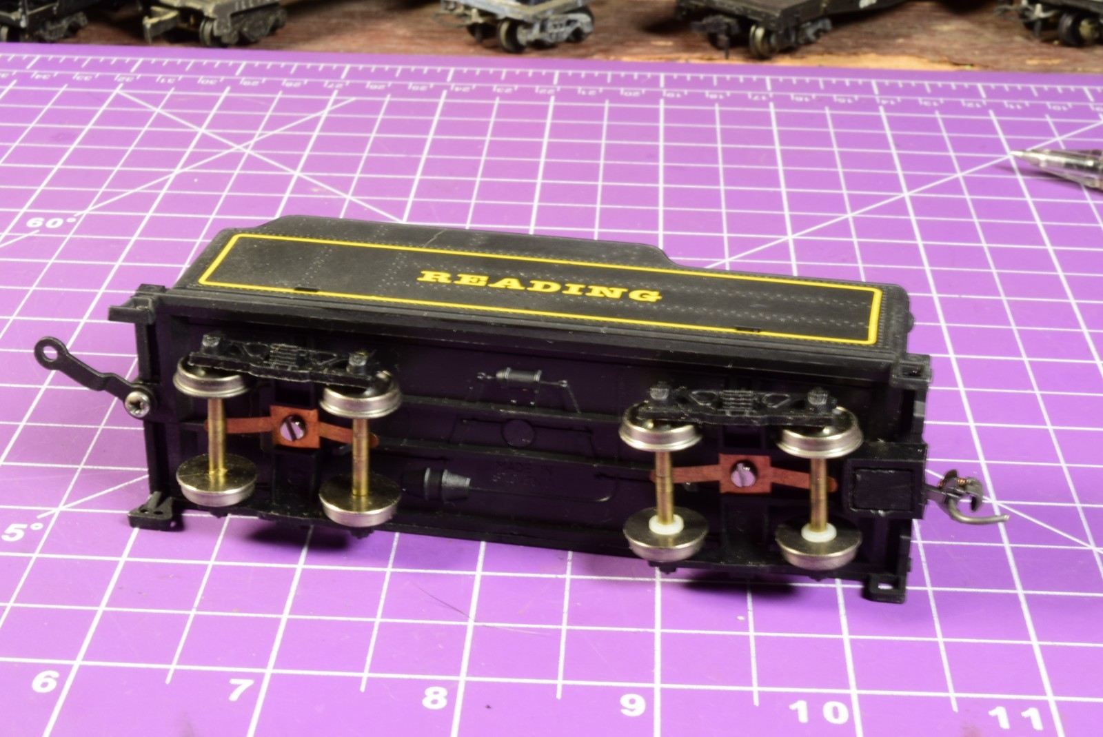 TrkRdy 3.3 oz READING plastic square tender, has pickups on trucks