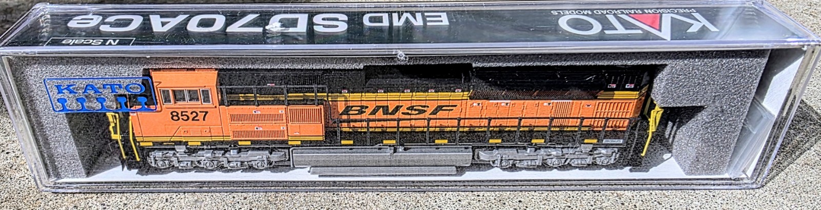 KATO N Scale EMD SD70ACe BNSF Railway Diesel Locomotive #8527 DC ONLY