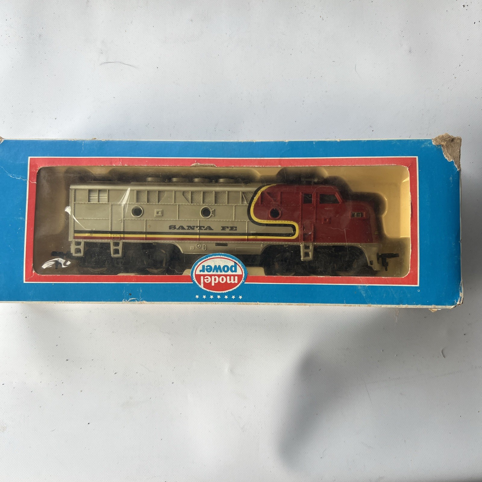 HO Model Power F3 Santa Fe Diesel 6730 & 6731, 8032, 8050, & 6915 Cattle Car
