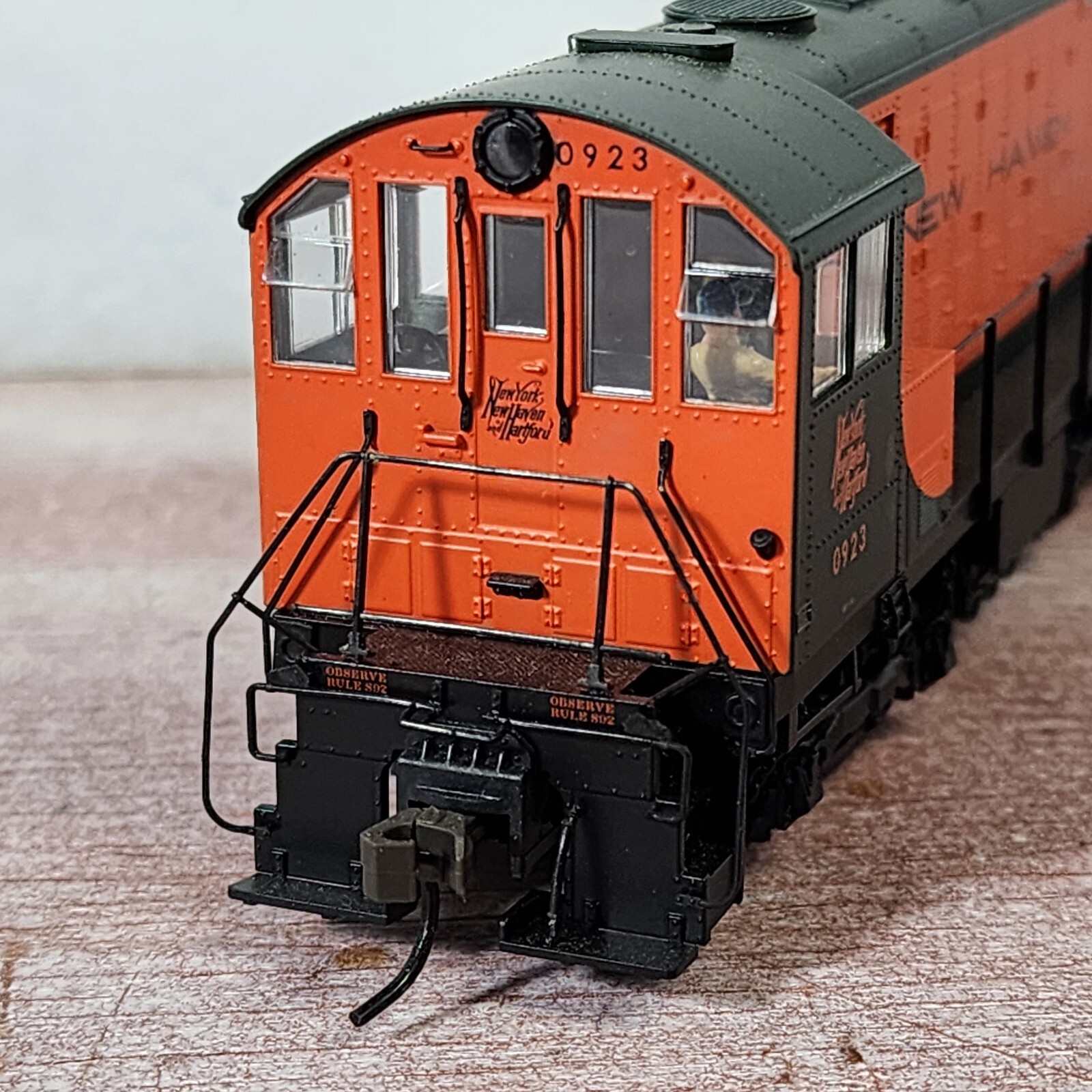 New Haven Railroad HH660 Diesel Locomotive 0923 Atlas 10000426 W/ DCC Plug