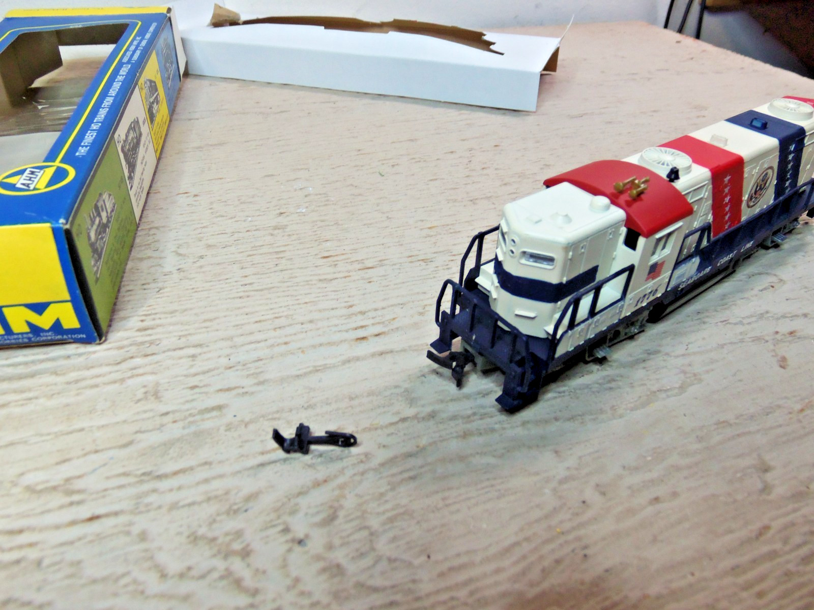 AHM 5012N GP 18 Diesel Spirit of 1776 Seaboard Locomotive, Dummy’s, Caboose