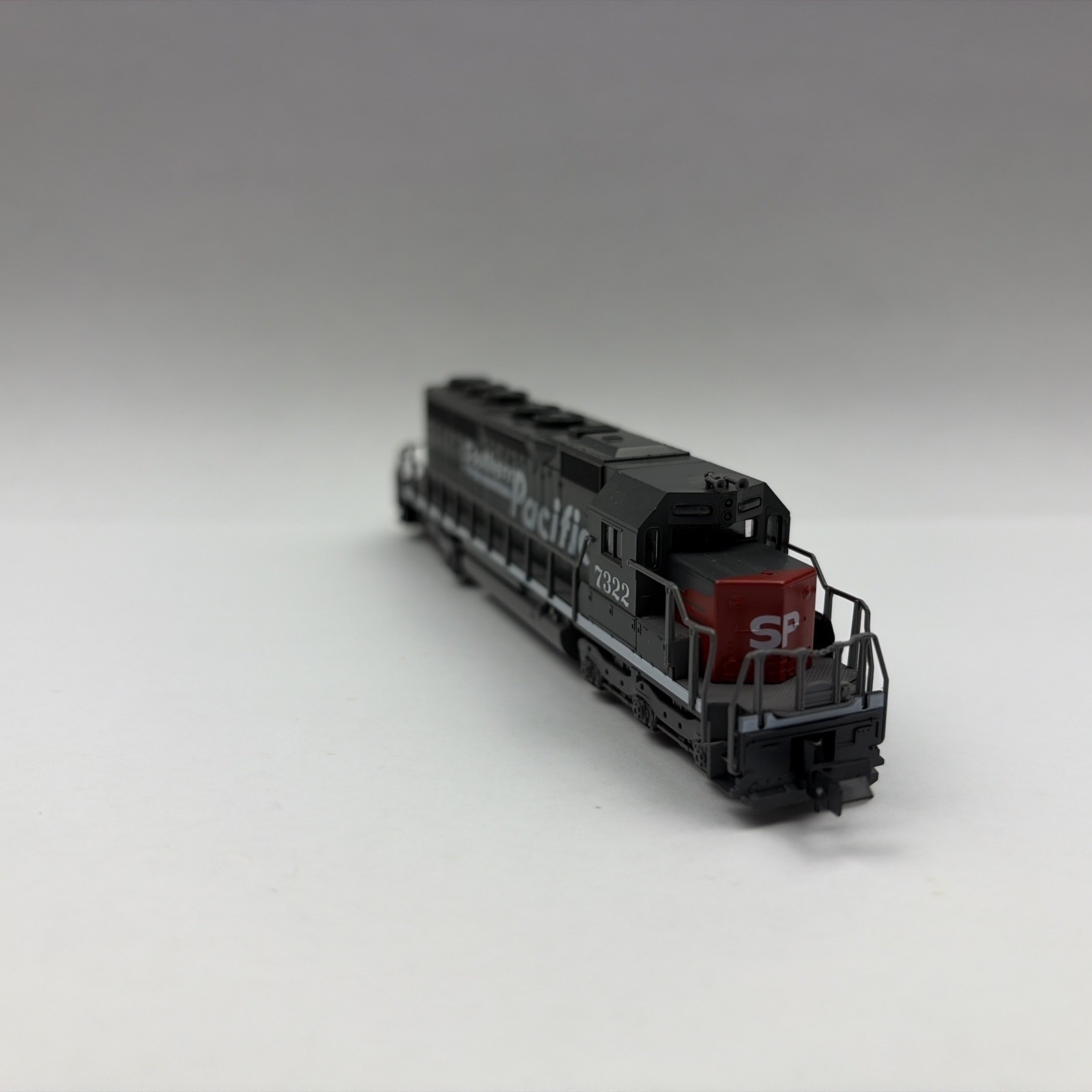 KATO #176-20U POWERED EMD SD40 DIESEL LOCOMOTIVE- SOUTHERN PACIFIC #7322 N