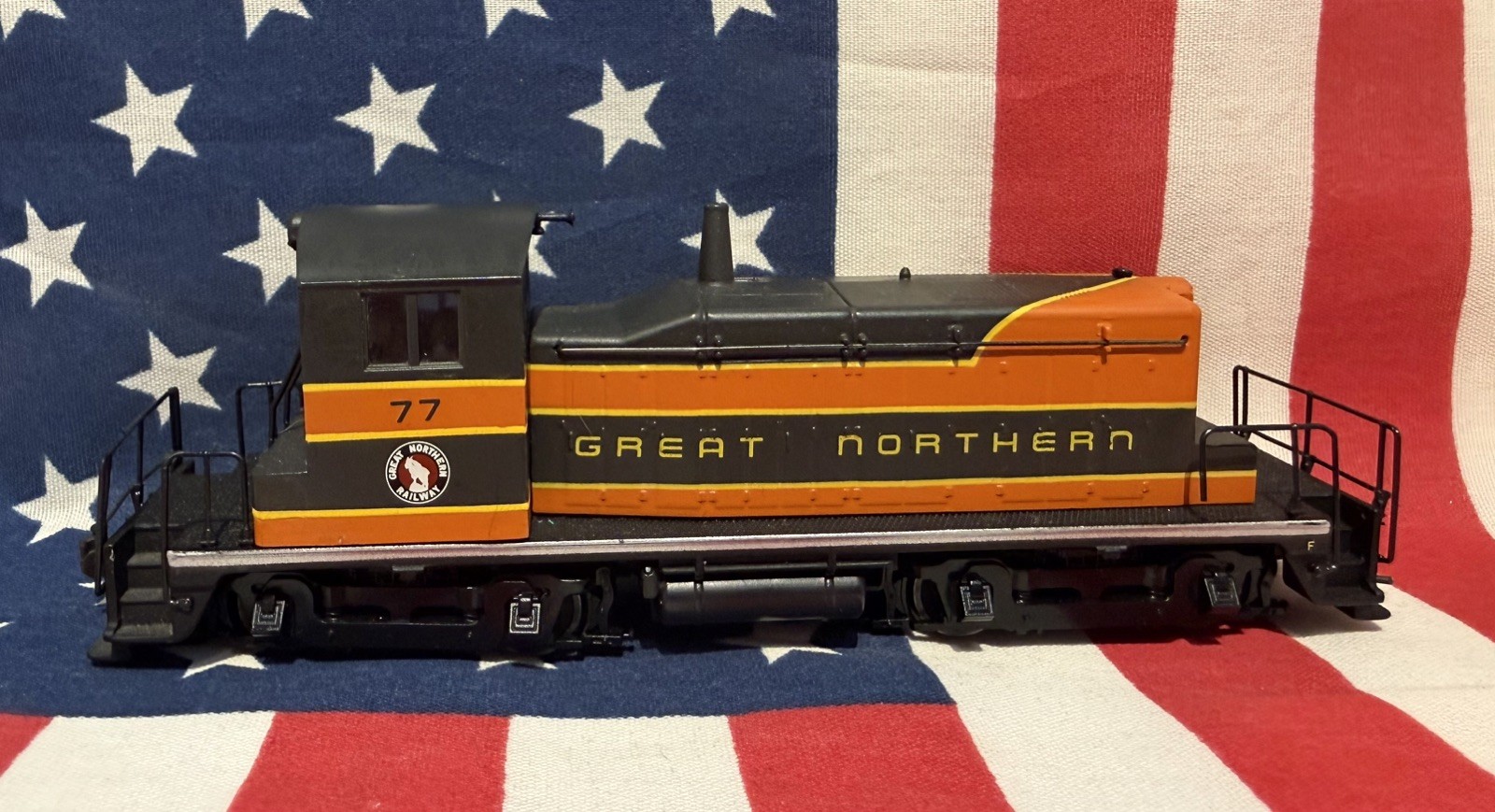 Walthers HO Scale Great Northern #77 Switcher Locomotive DC Runs Needs Repair