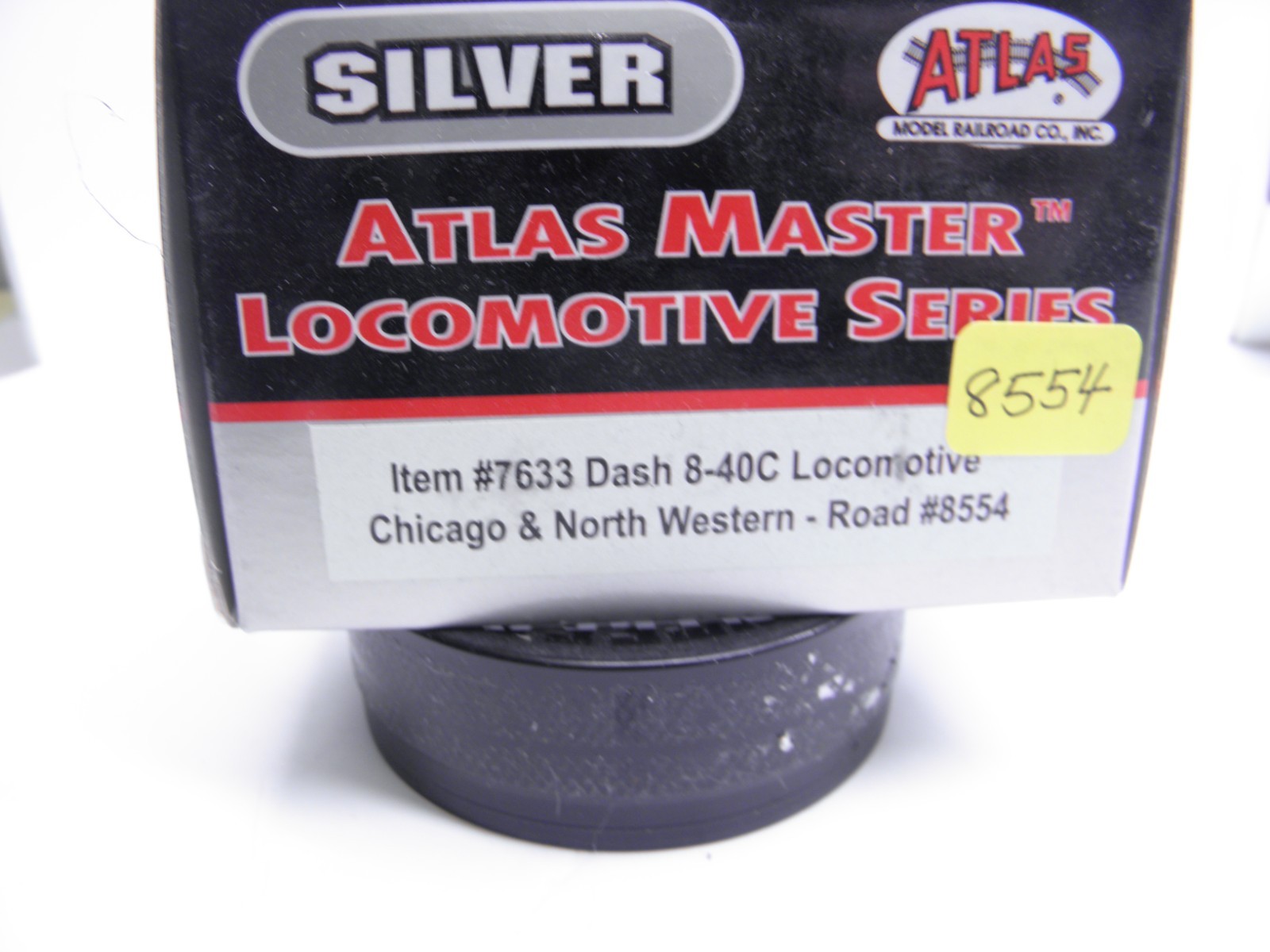 ATLAS MASTER SILVER DASH 8-40C LOCOMOTIVE – CNW #8554 HO SCALE – DCC PLUG