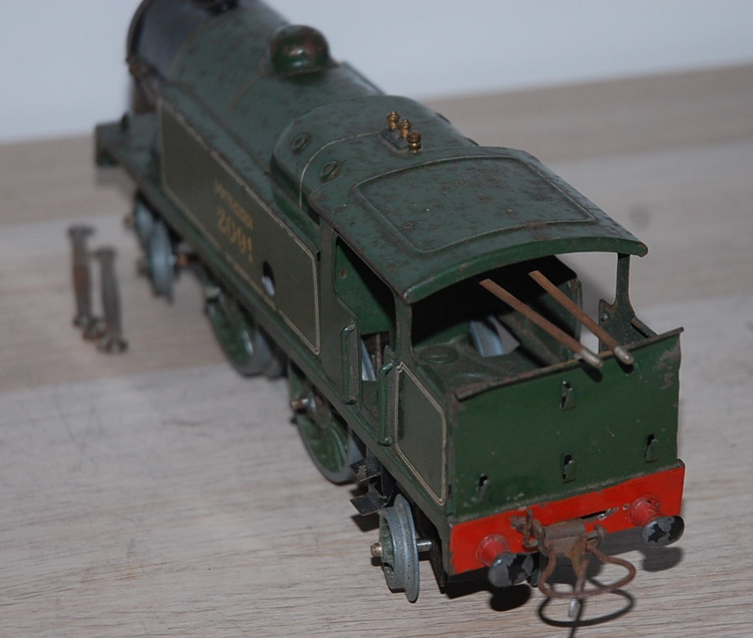 HORNBY O GAUGE CLOCKWORK No 2 SPECIAL TANK LOCOMOTIVE IN S R GREEN LIVERY
