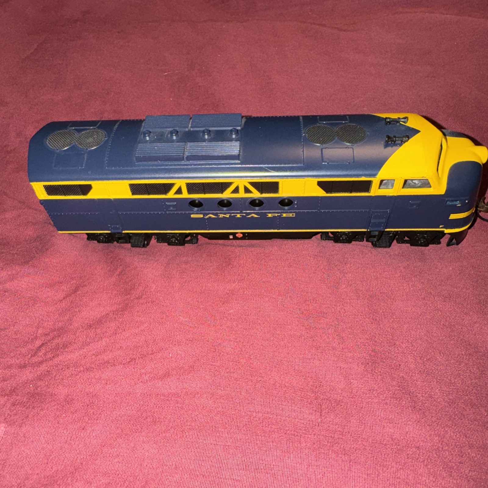 New no box Bluetooth Locomotive – Santa FE – Blue & Yellow – Ho Scale Bachmann