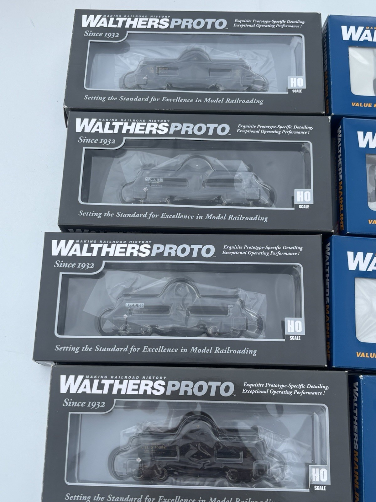 Walthers HO Scale Shell Tank Car Analog/DC Two-Rail 1:87 Type 21 AC