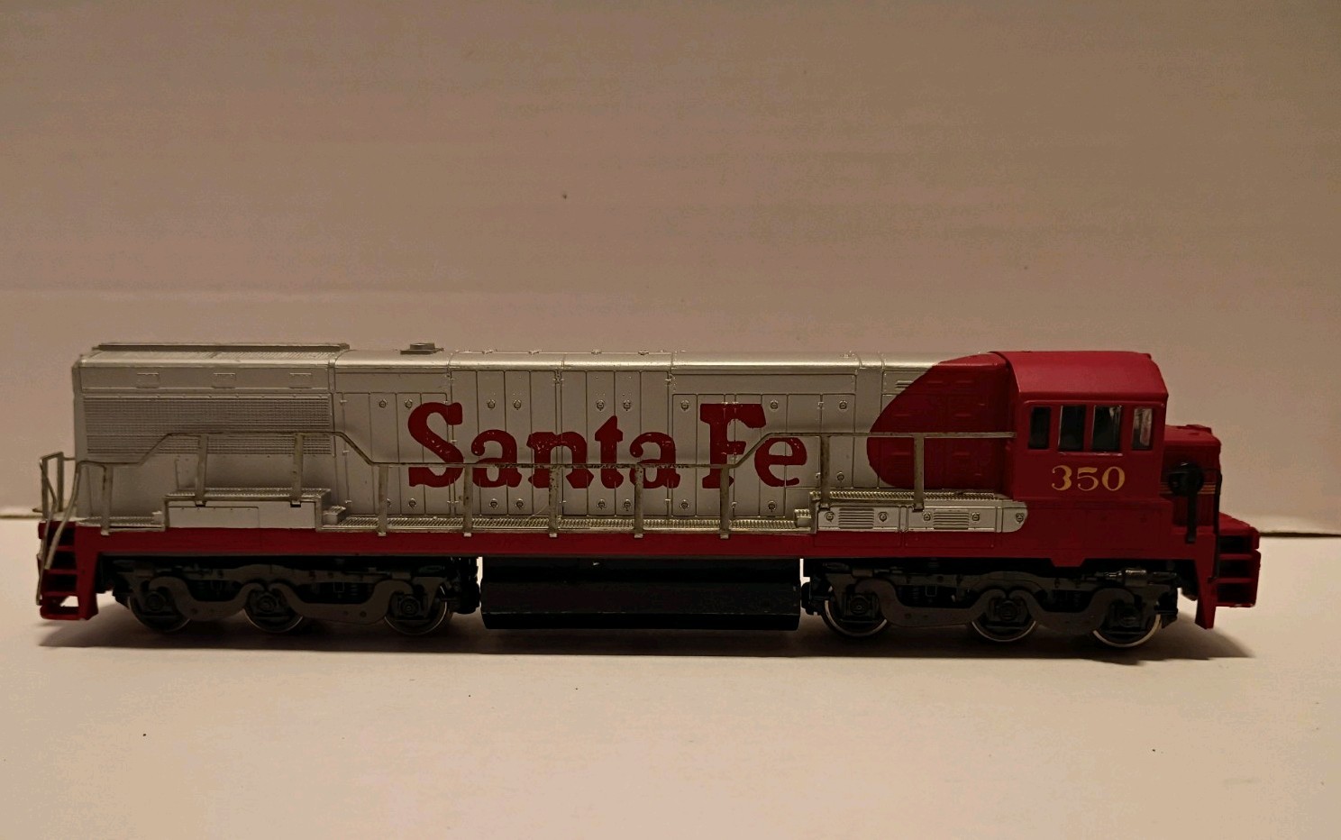 Bachmann GE U36B Diesel Locomotive. Santa Fe #350. Nice Shell!