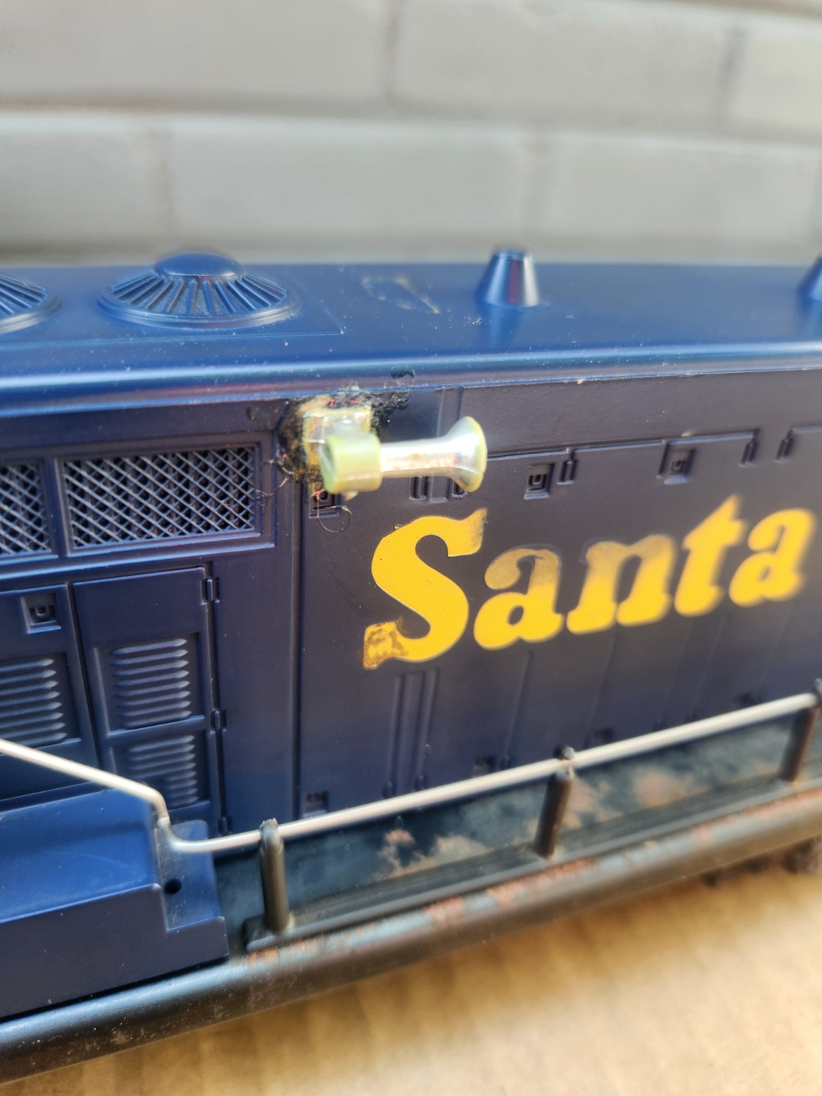Lionel 8352 Santa Fe GP7 Powered Diesel Switcher Locomotive & 9163 AT&SF Caboose