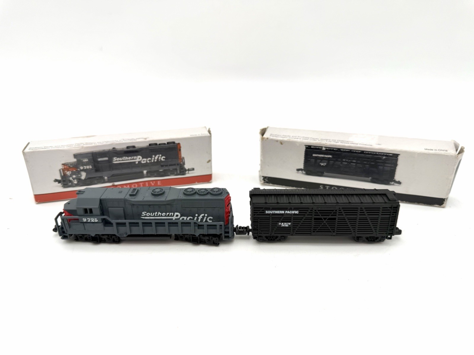 Southern Pacific N Scale Dummy Locomotive 9725 & Stock Car w/ Boxes Lot