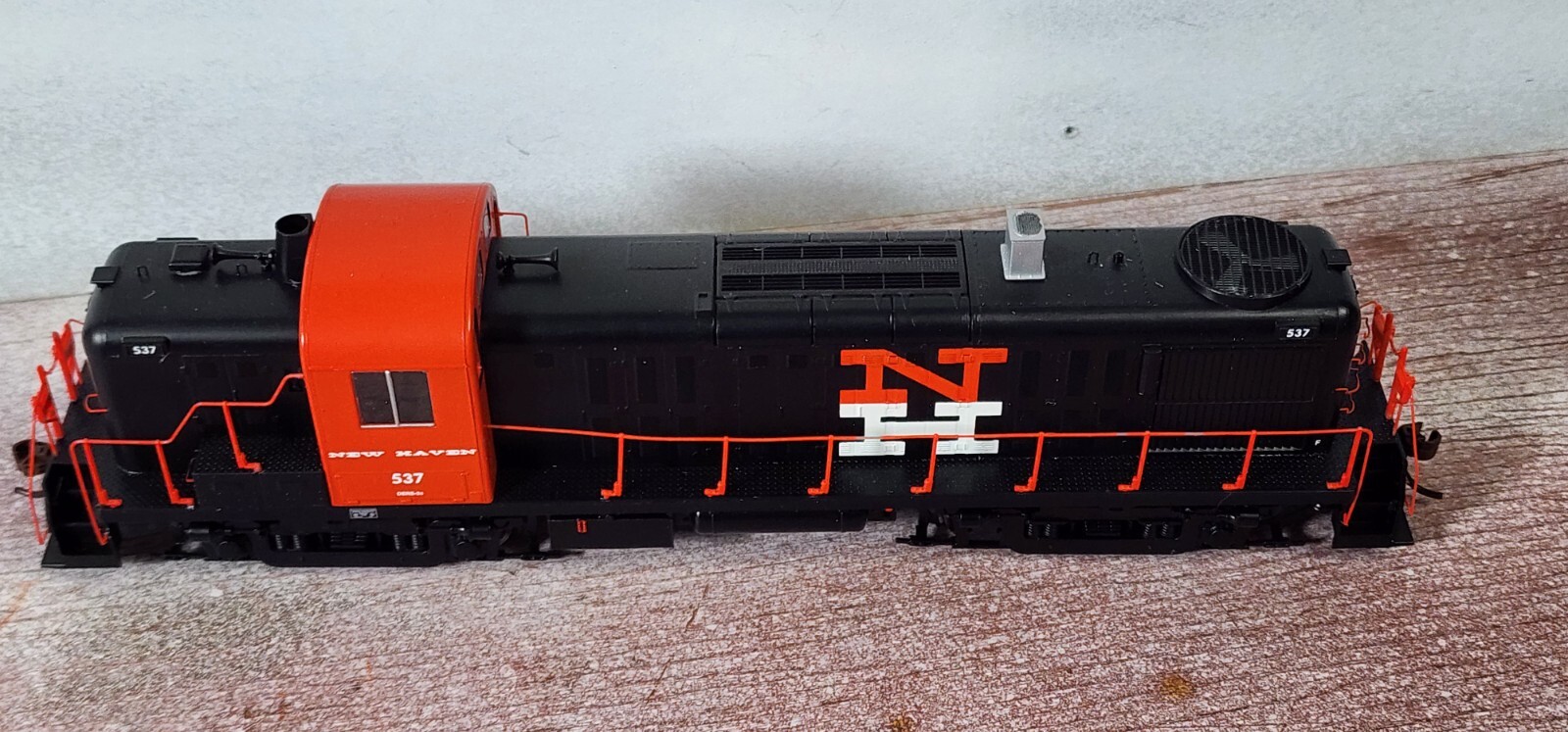 New Haven Railroad ALCO RS-3 Diesel Locomotive 537 Athearn 96765 with DCC Plug