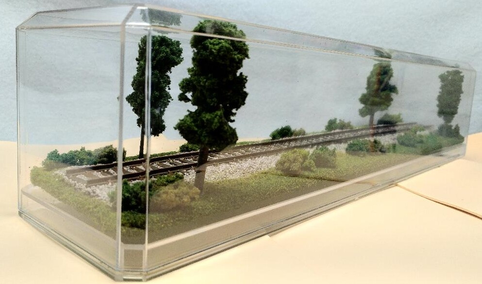 HO SCALE 16″ SINGLE TRACK HO TRAIN DISPLAY CASE -SUMMER SCENE FOR ANY HO