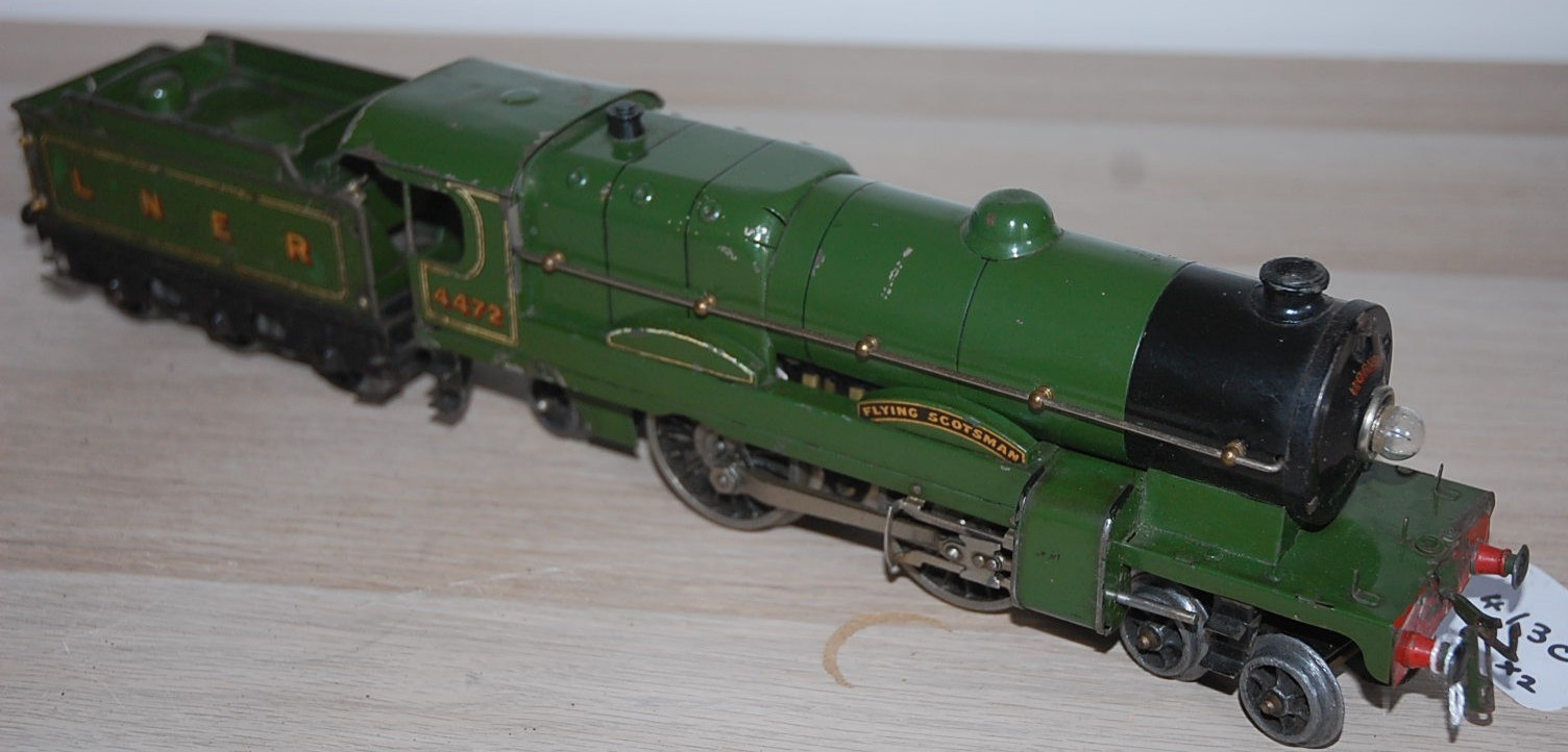 HORNBY O GAUGE ELECTRIC 6v ‘FLYING SCOTSMAN’ AND TENDER IN LNER LIVERY