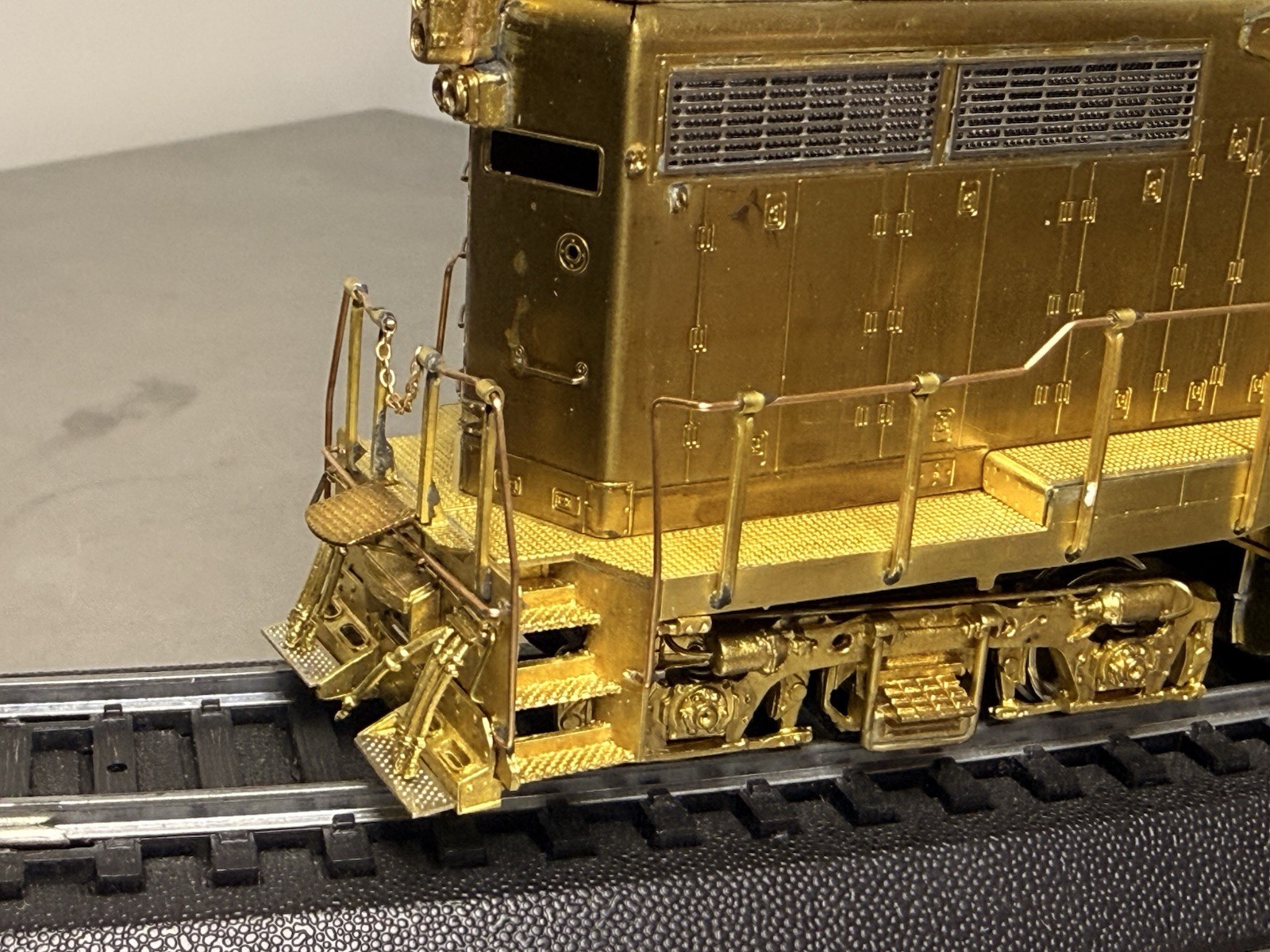 Overland Models – Brass – SP (Southern Pacific) GP30 Phase II Low Hood – NEW