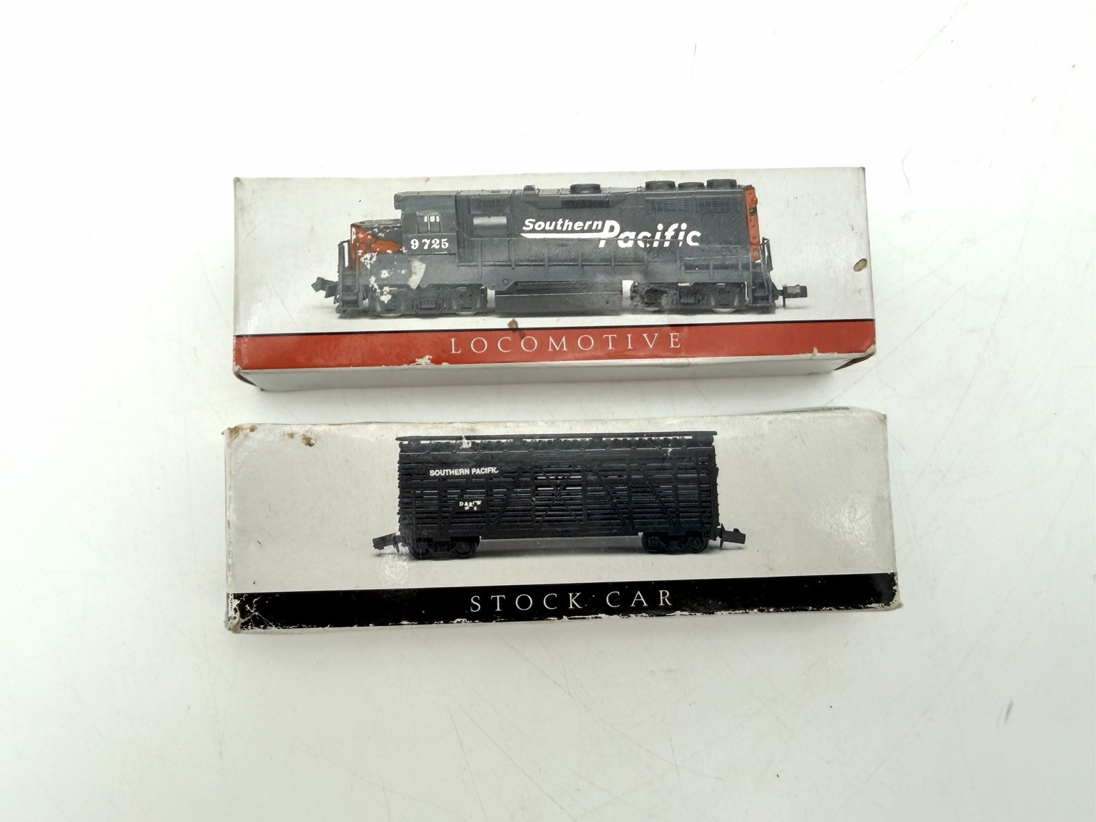 Southern Pacific N Scale Dummy Locomotive 9725 & Stock Car w/ Boxes Lot