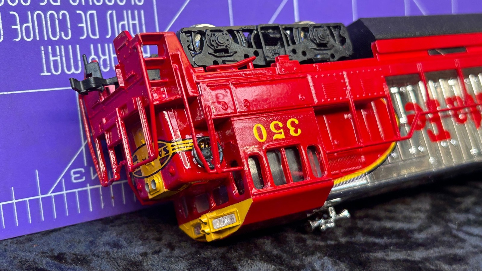 Bachmann HO Santa Fe #350 Chrome GE U36B Diesel Locomotive Lighted w/Box, bin2