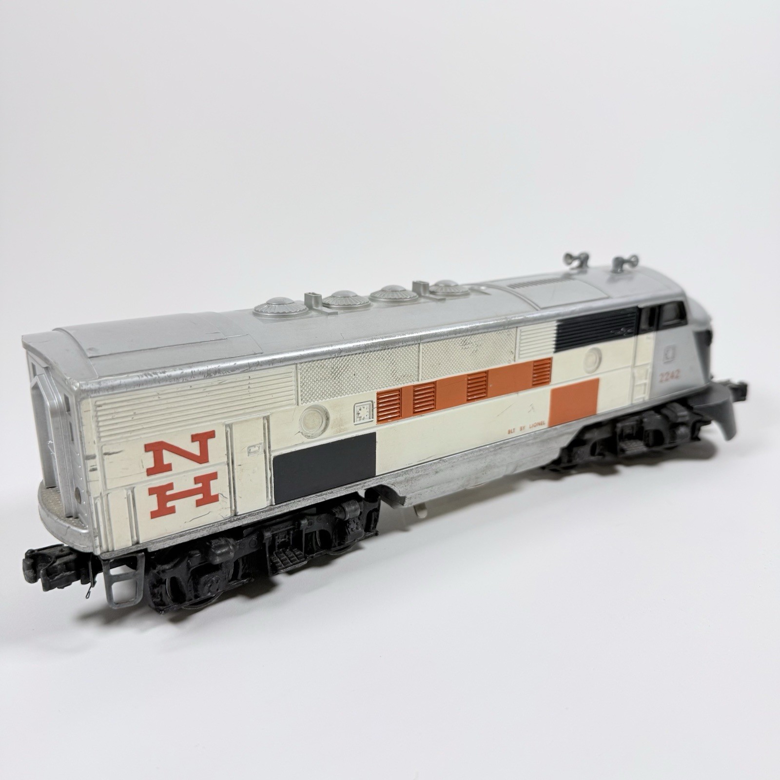 Lionel Trains 8851-8852 New Haven 2242 Diesel Locomotive A B set, O Gauge