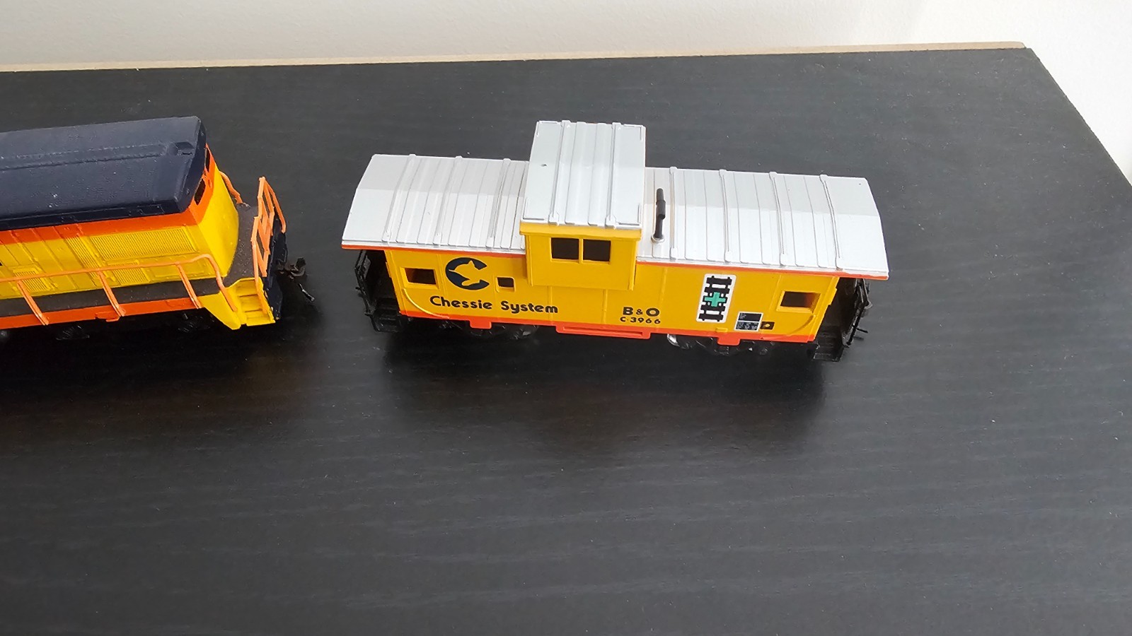 Bachmann EMD GP-18 Diesel HO Locomotive, C&O Chessie System #8256 & Caboose Set