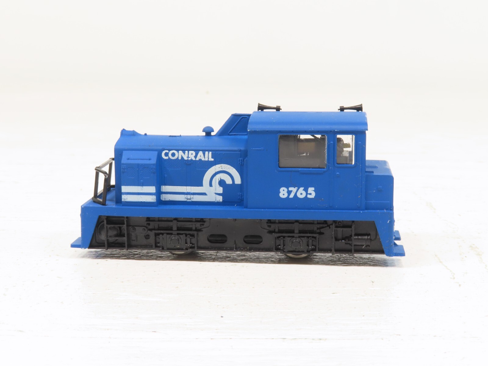 AHM 5001 HO MDT Diesel Conrail Switcher Loco Cab # 8765 LN