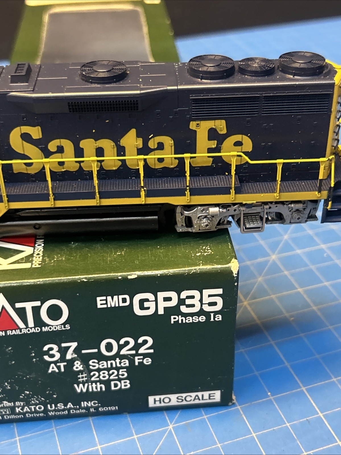 HO KATO 37-022 EMD GP35 PHASE 1a SANTA FE # 2825