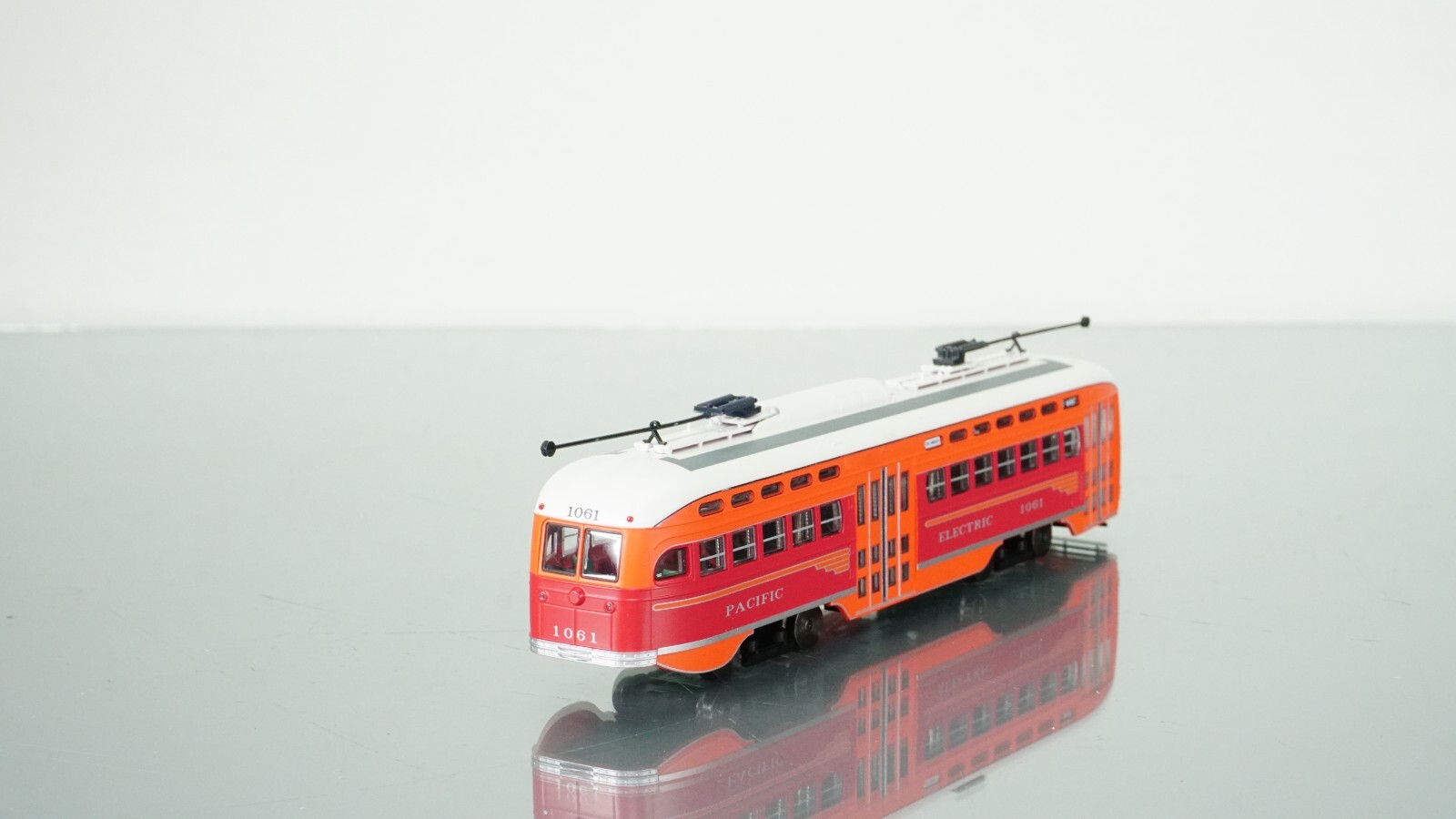 Bowser PCC Streetcar Pacific Eletric 1061 HO scale