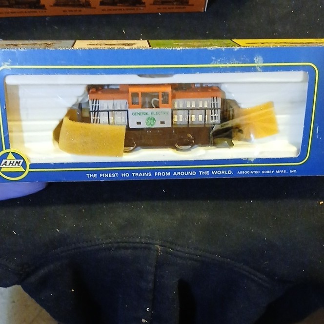 AHM HO Scale General Electric Switcher Locomotive Orange Silver Brown Plastic