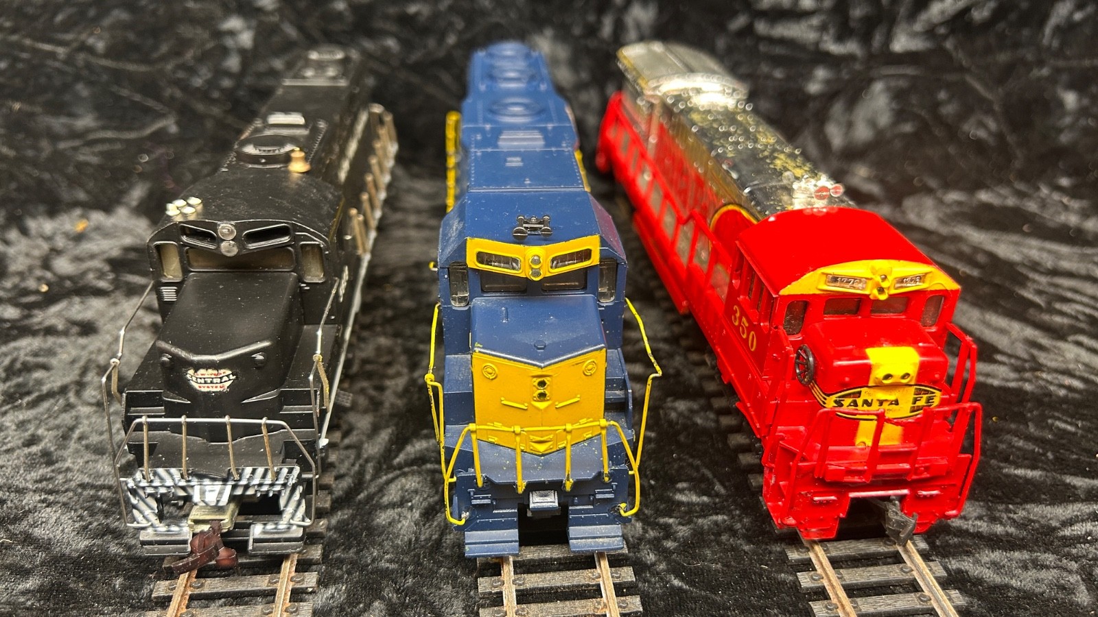 Lot 3 HO 5628, 350, 1347 Santa Fe, New York Central, 2 Locomotives, 1 Dummy, c33