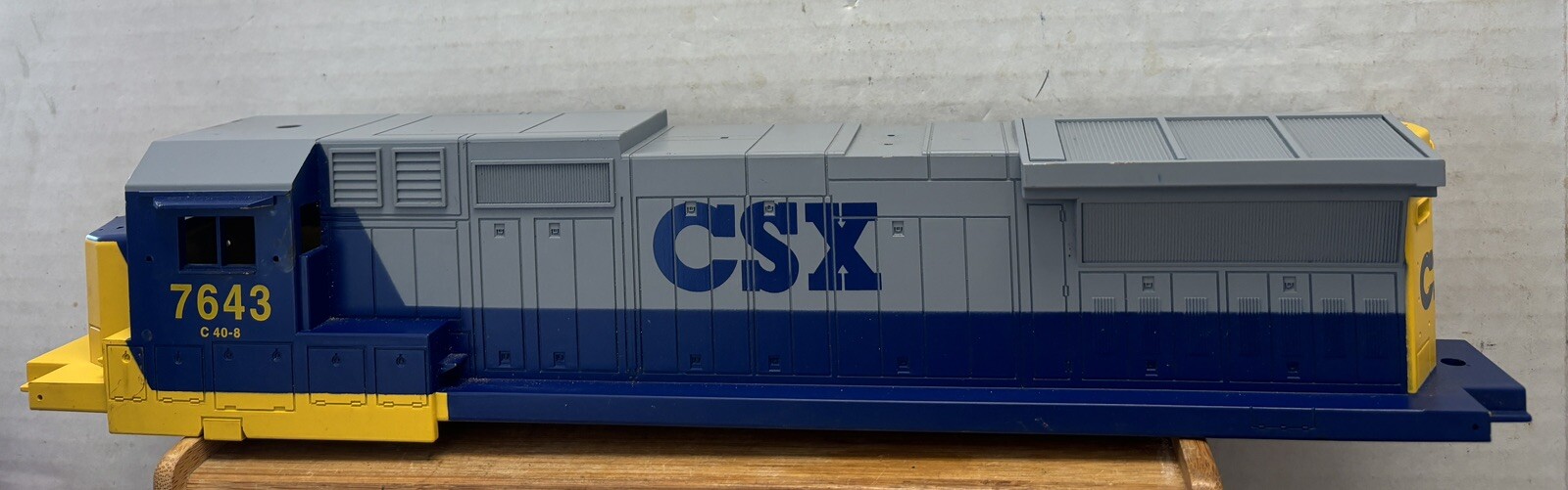 Lionel 6-18215 CSX #7643 SHELL ONLY C40-8
