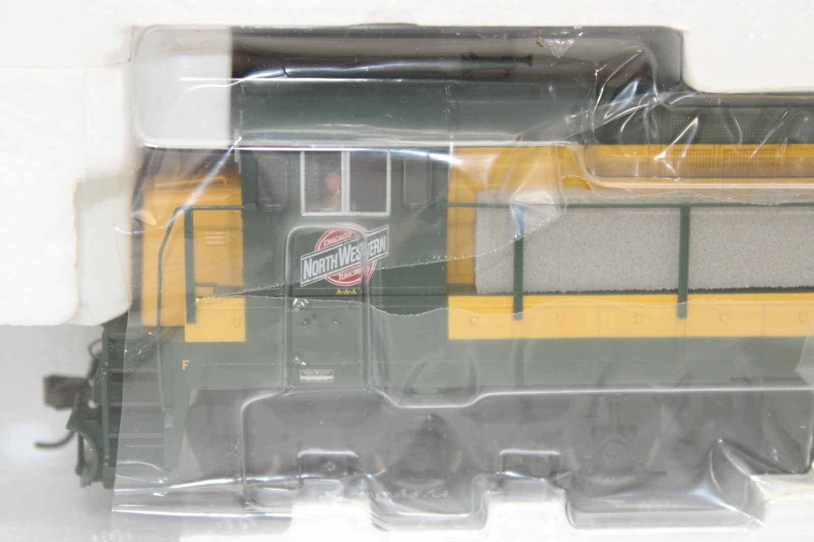 Atlas Silver HO Scale C&NW Chicago North Western GE U30C Locomotive #932 NOS