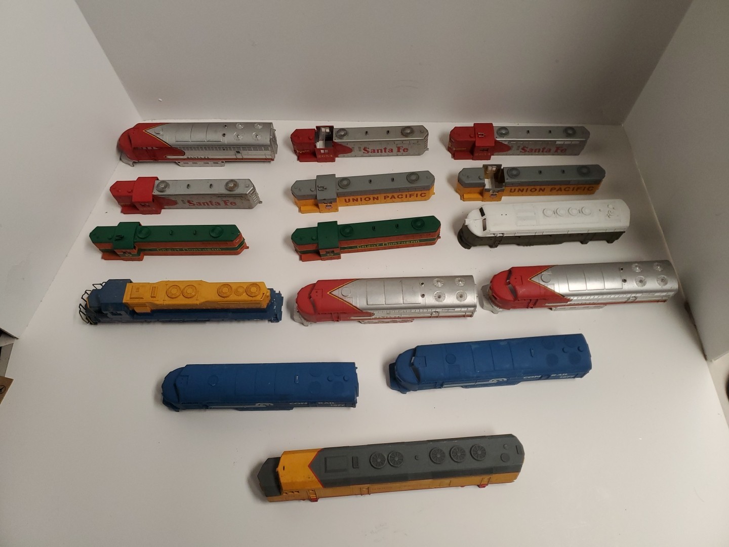HO Scale UNBRANDED DIESEL CON RAIL SANTA FE UNION SHELL ONLY MIXED Lot Of 15 Bx1