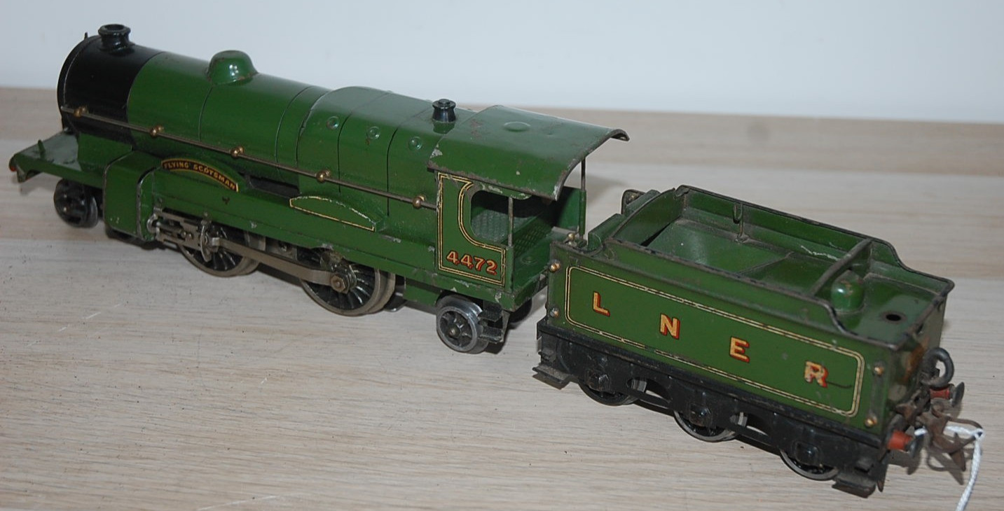 HORNBY O GAUGE ELECTRIC 6v ‘FLYING SCOTSMAN’ AND TENDER IN LNER LIVERY