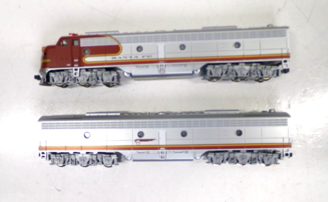 N scale Kato Santa Fe E8/9 diesel engine set in original box (lot N 86)