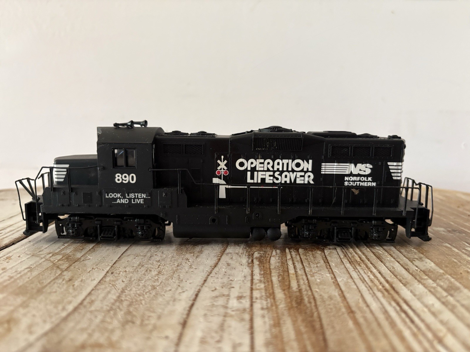 Norfolk Southern Operation Lifesaver #890 N Gauge Diesel Locomotive Black/White