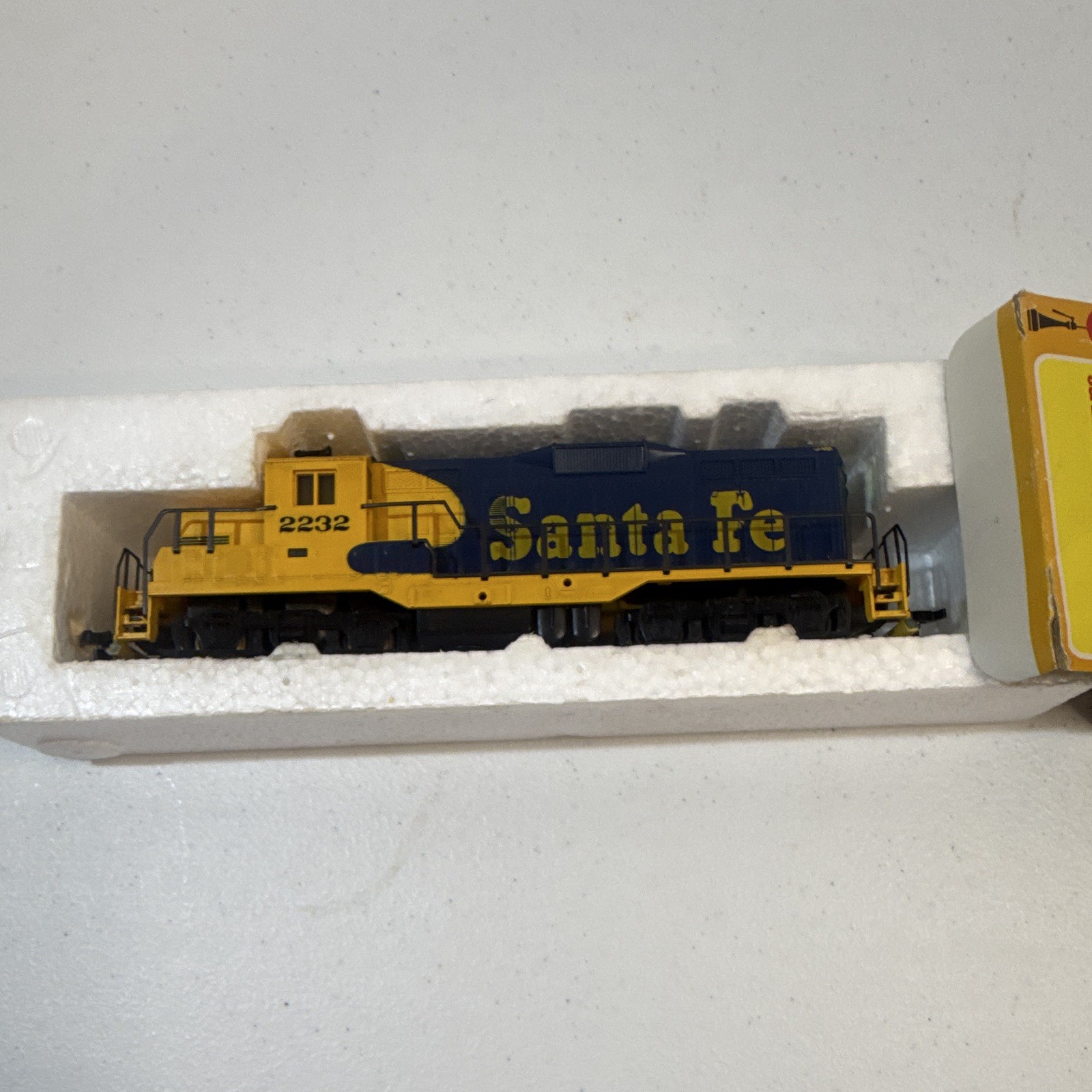Cox Santa Fe HO Diesel Locomotive #2232 Analog DC Two-Rail Bo-Bo