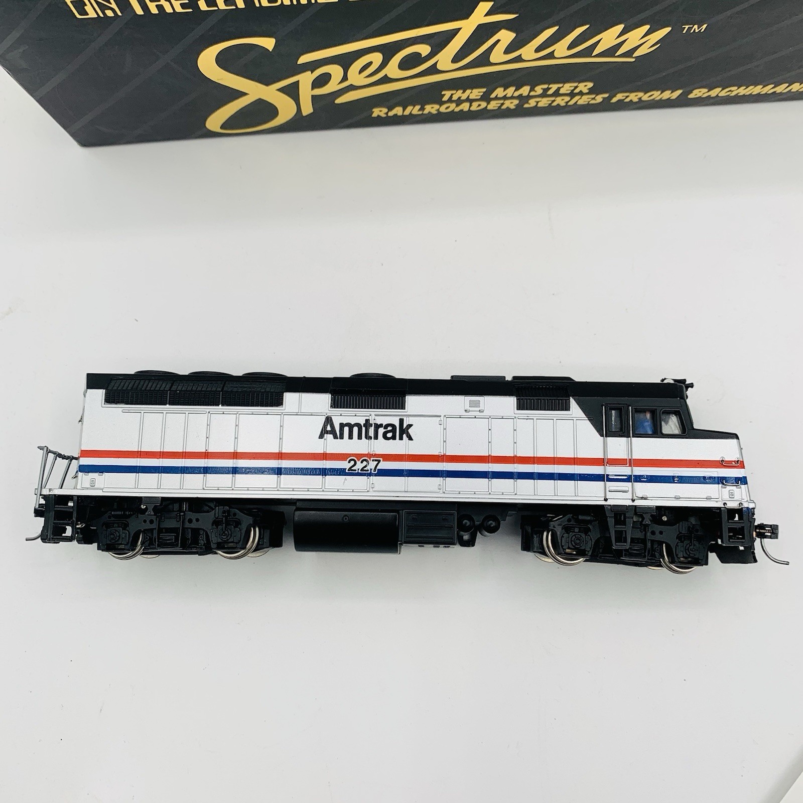 Spectrum 87013 HO Amtrak Phase III EMD F40PH Diesel Locomotive 231 LN/Box Runs