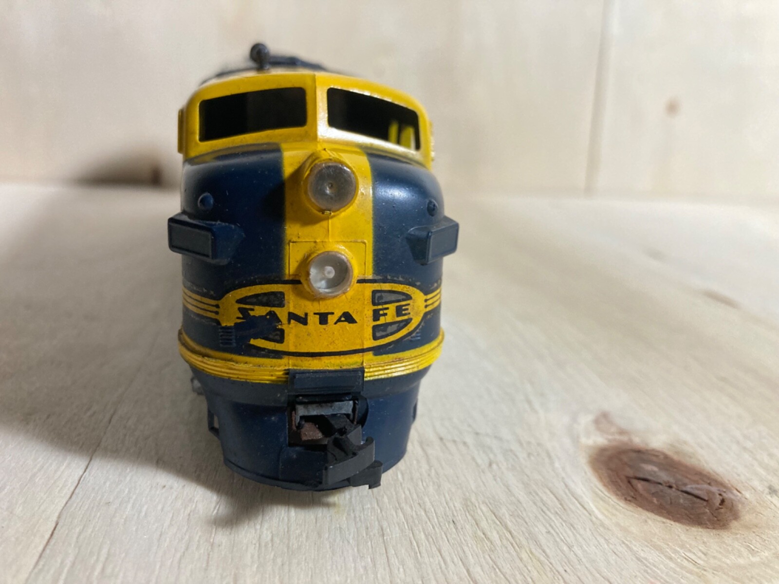 Vintage blue and yellow Athearn HO diesel locomotive Santa Fe