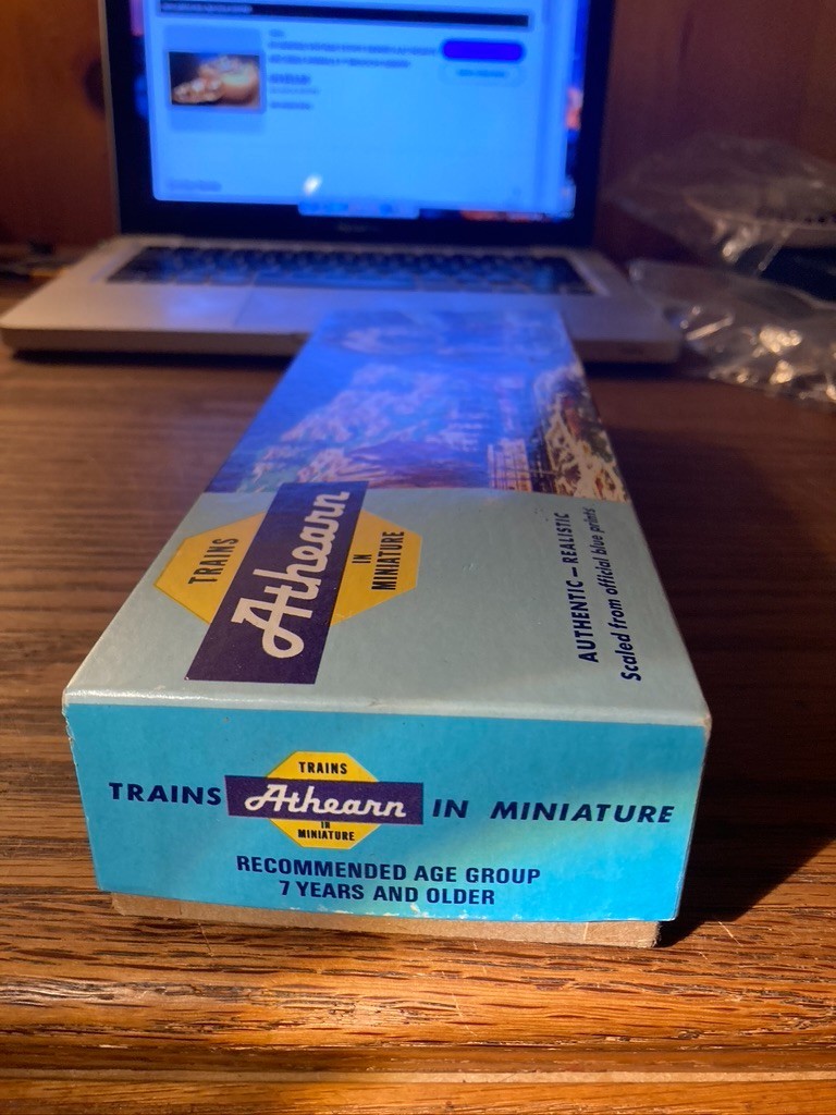 Athearn HO Burlington Northern BN 2264 GP38-2 Powered Locomotive #4601 New old s