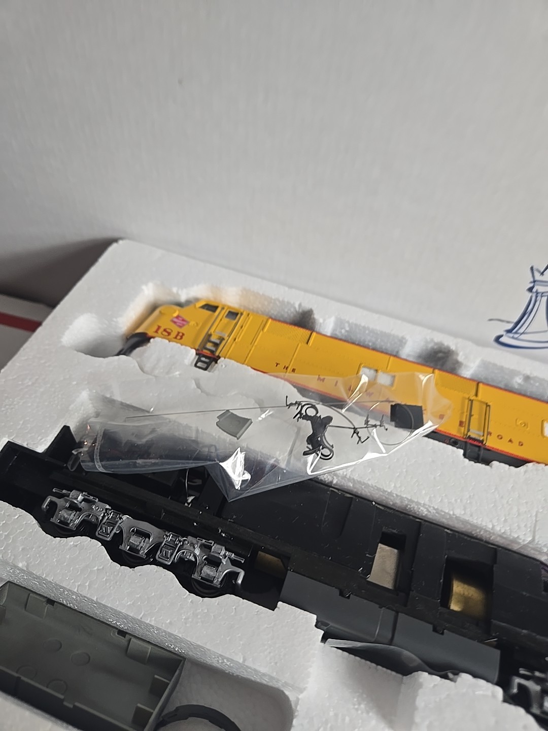 PROTO 2000 HO E7 MILWAUKEE ROAD LOCOMOTIVE #18 A-UNIT w/ Mars Light