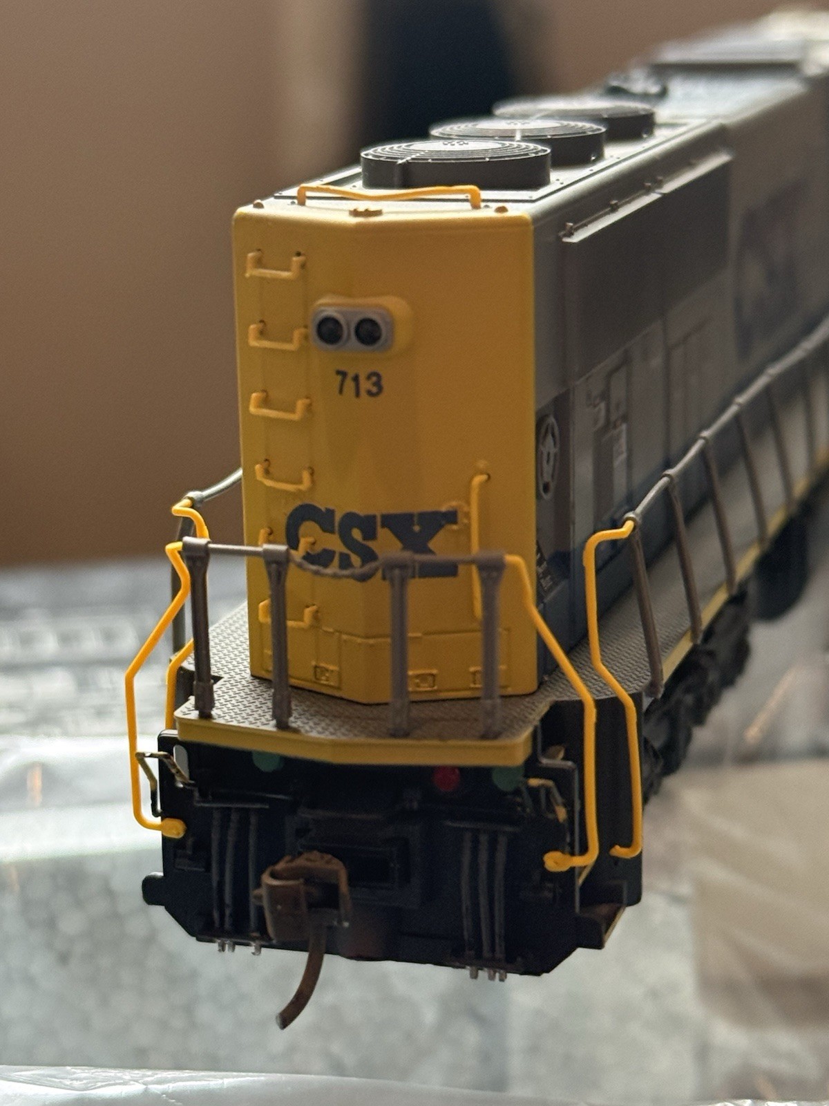 Kato HO Scale EMD SD70MAC CSX 713 YN2 – Lightly Weathered
