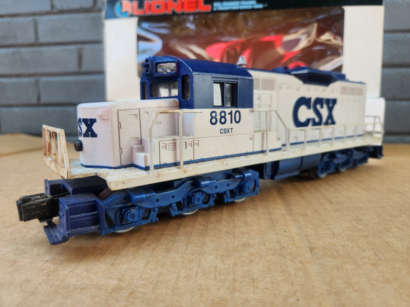 Lionel 6-18810 CSX SD18 Diesel Switcher Locomotive #8810 w/Horn & Original Box