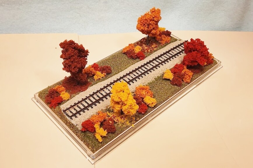 N SCALE -SINGLE TRACK 8″ -DISPLAY CASE-“FALL FOLIAGE SCENE” FOR ANY N TRAIN