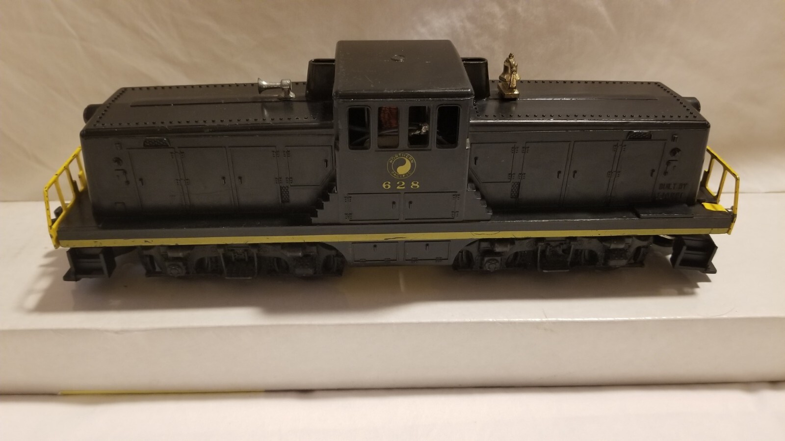 1956 Lionel 628 Northern Pacific Diesel Switcher – Good Condition