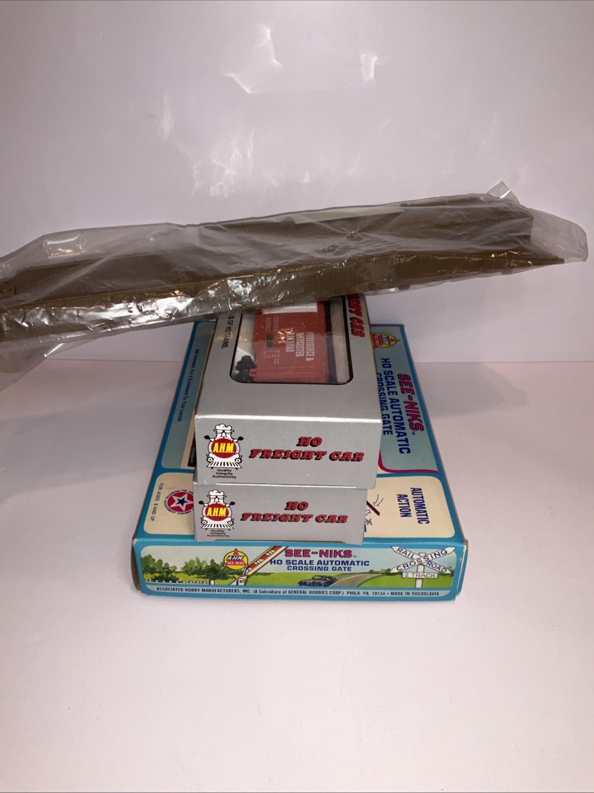 Vintage AHM HO Train Lot SEE-NIKS Crossing Gate 2 Boxcars NOS Boxed