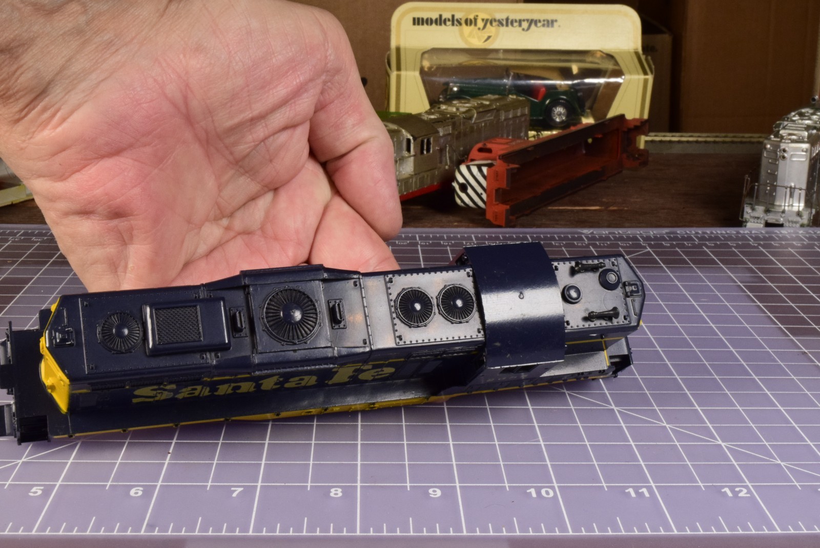 HO SHELL GP9, Santa Fe 2685 horns, no insert/railings SH5